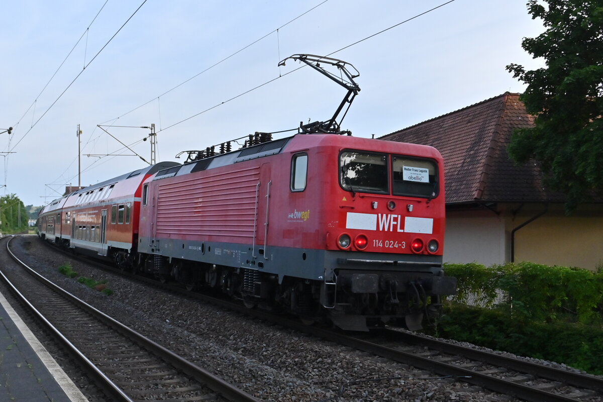 Auf dem Rückweg aus Neckarelz nach Heilbronn ist die FWL 114 024-3 nun Schiebend vor ihrem Zug zusehen, der nun als RE10a unterwegs ist. 20:34 Uhr Offenau Neckar 16.6.2021