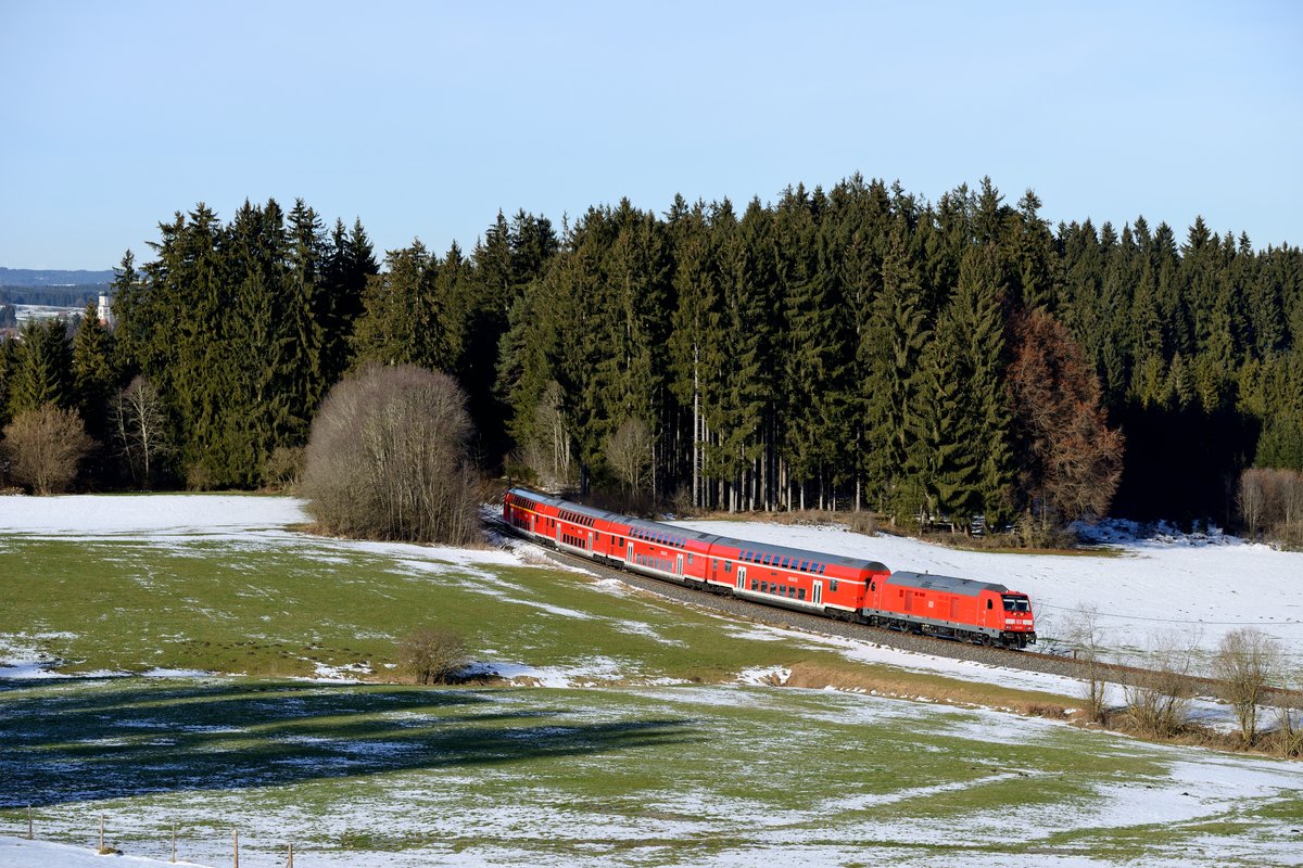 Auf dem Rückweg nach München konnte am 06. Januar 2015 die 245 007 mit ihrem RE 57509 bei Leuterschach fotografiert werden. Leider hat die warme Witterung der Schneedecke schon ordentlich zugesetzt. 
