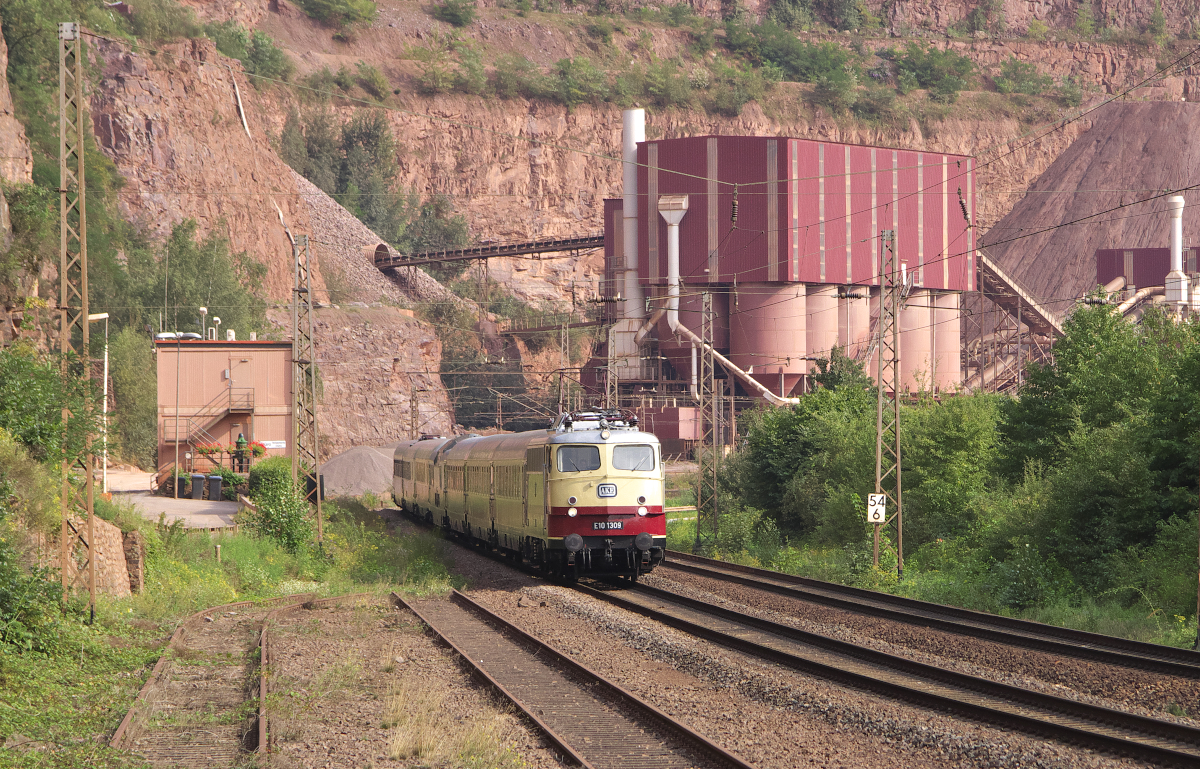 Auf dem Rückweg von Völklingen nach Dortmund passiert E10 1309 mit dem Rheingold den Steinbruch bei Taben im Saartal. 26.08.2017 - Bahnstrecke 3230 Saarbrücken - Karthaus