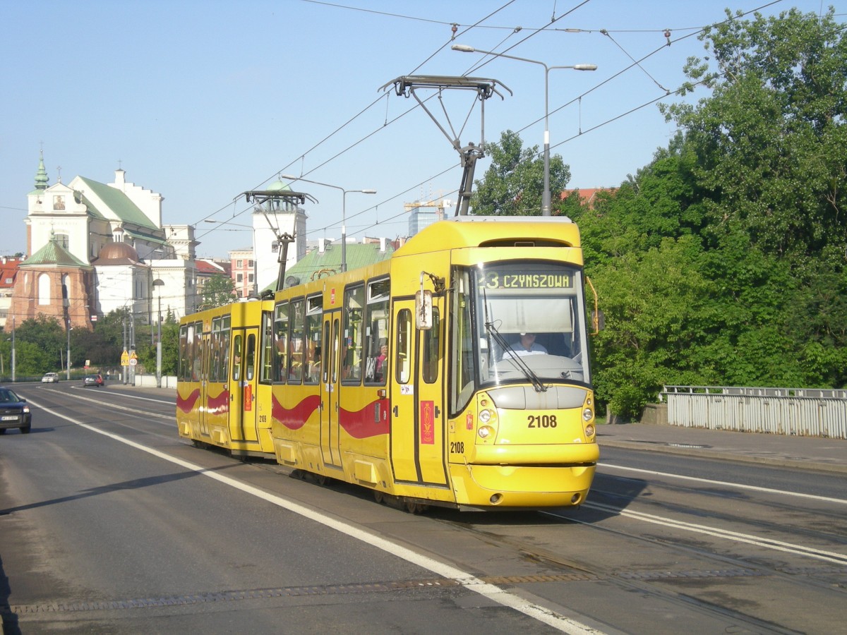 Auf dem Rückweg von Weißrussland hatte ich gute drei Stunden Aufenthalt in Warschau eingeplant, den ich für einen Spaziergang durch die Altstadt nutzte. Diese, vom Typ her mir unbekannte Straßenbahn, begegnete mir auf dem Weg dorthin auf der Brücke über die Wisla. Im Hintergrund ist die Altstadt. 07.06.2014 gegen 07:00 Uhr. 