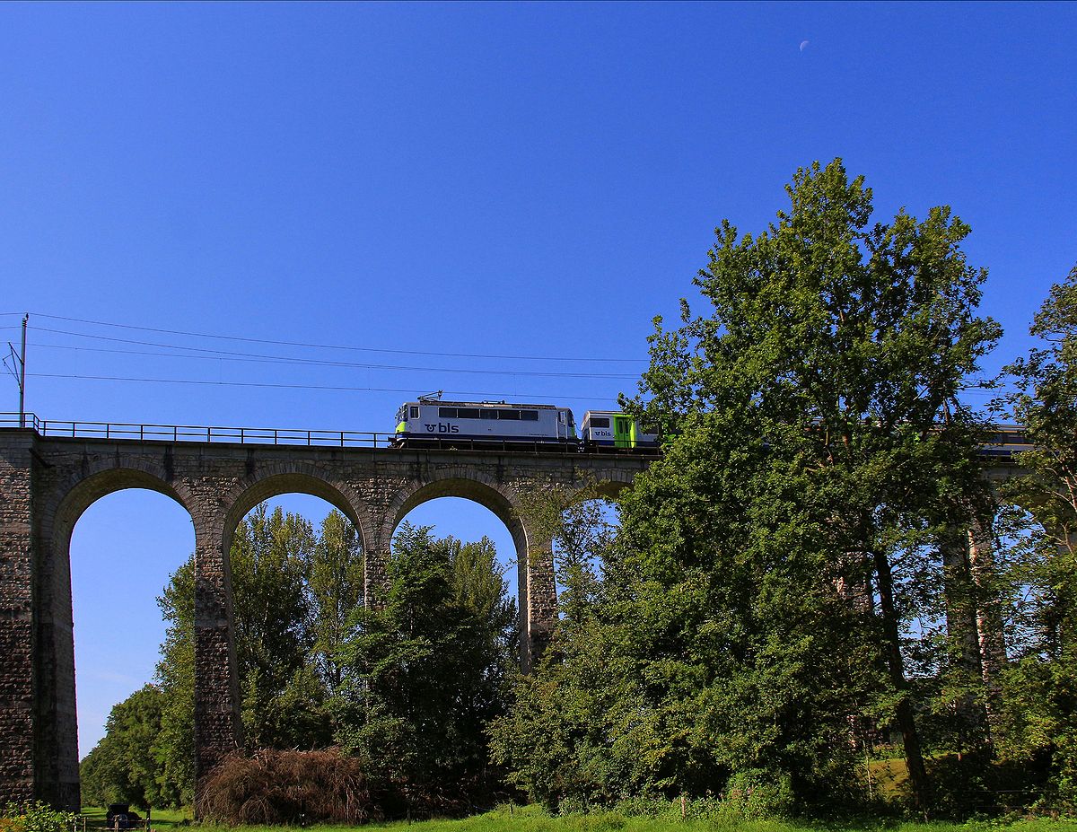 Auf dem Saaneviadukt (Linie Bern - Neuchâtel) Lok BLS 420 505, ehemals SBB Re 4/4 II 11137. 15.August 2017 