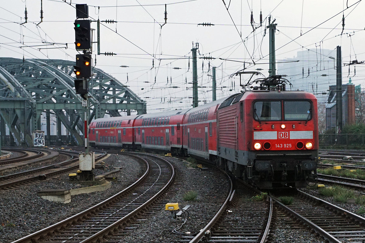 Auf dem Schienennetz Deutschland sehr selten gewordene Triebfahrzeuge der DB.
Am 2. Dezember 2019 konnte bei der Einfahrt in den Hauptbahnhof Köln einer der noch wenigen Dienste des RB 27 mit der 143 925 verewigt werden.
Foto: Walter Ruetsch