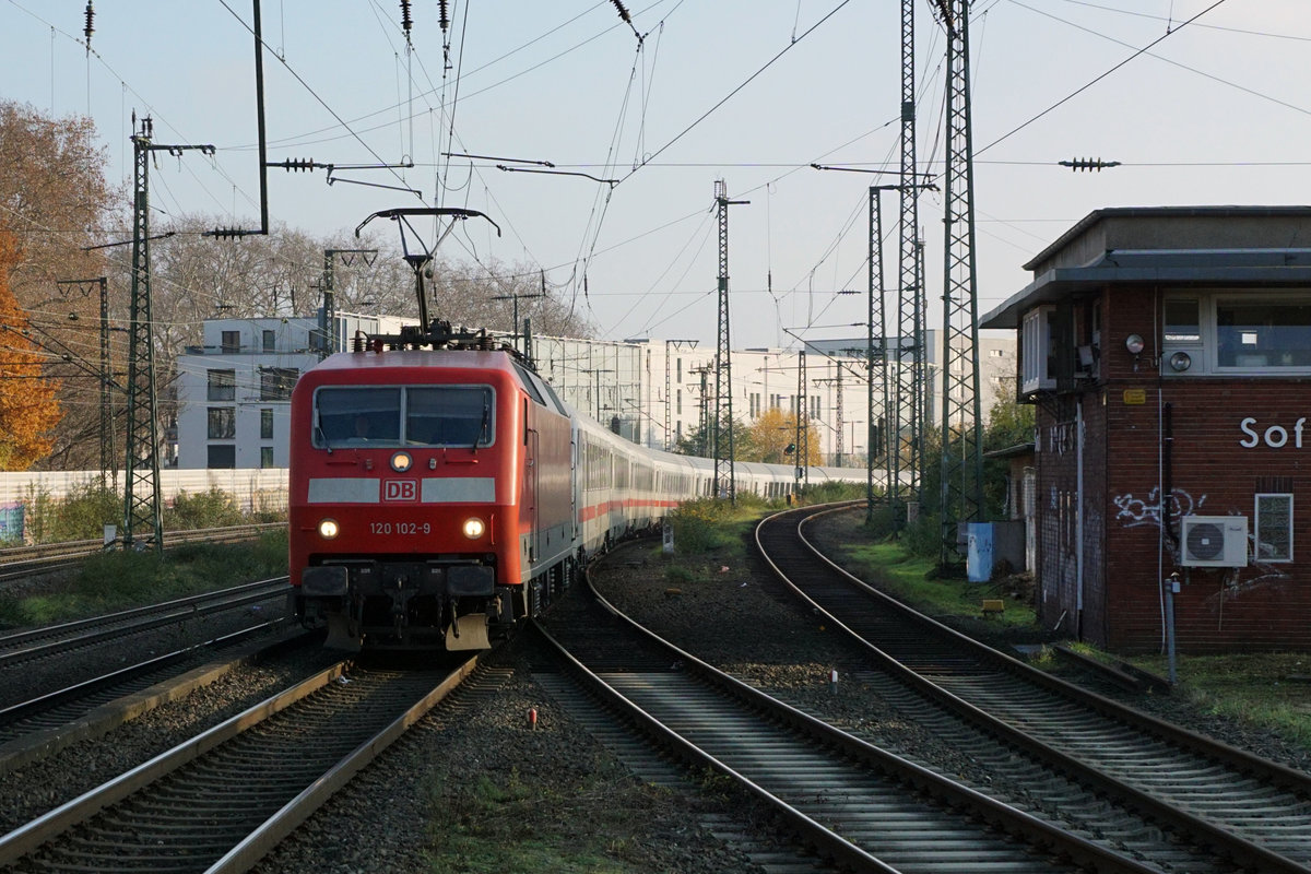 Auf dem Schienennetz Deutschland sehr selten gewordene Triebfahrzeuge der DB.
Die 120 102-9 vor einem IC anlässlich der Bahnhofsdurchfahrt Köln Süd. Am Schluss dieses Zuges war eine Lok der BR 101 eingereiht.
Foto: Walter Ruetsch