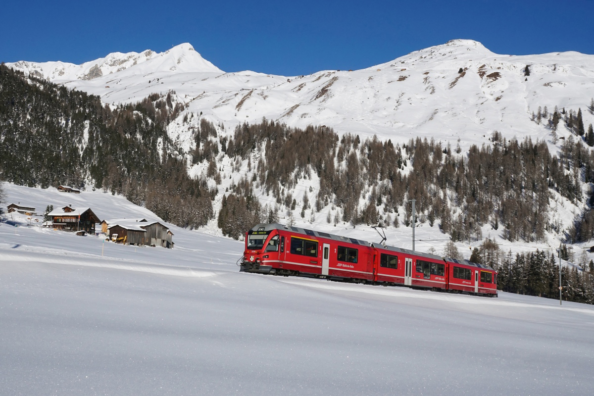 Auf dem Sportzug Klosters - Davos Platz war am 21.01.2017 überraschenderweise ein Allegra in Solofahrt unterwegs. Auf dem Bild zu sehen ist der ABe 8/12 3514 kurz vor Davos Wolfgang.