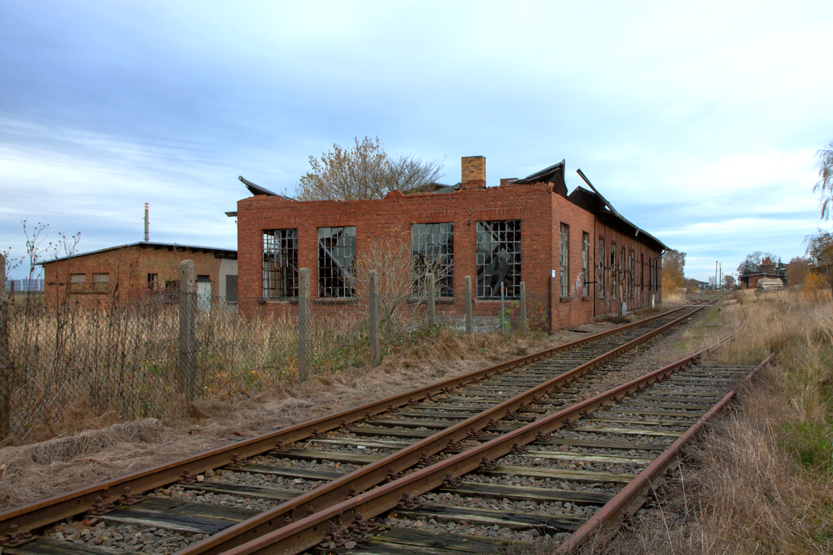 Auf dem stillgelegten Bahnhof Friedland ist der ehemalige Lokschuppen dem Verfall preisgegeben. Das ganze Ausmass wird auf der Rckseite sichtbar. - 12.11.2013
