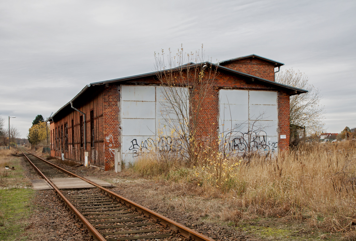 Auf dem stillgelegten Bahnhof Friedland ist der ehemalige Lokschuppen dem Verfall preisgegeben. Das ganze Ausmass wird auf der Rckseite sichtbar. - 12.11.2013