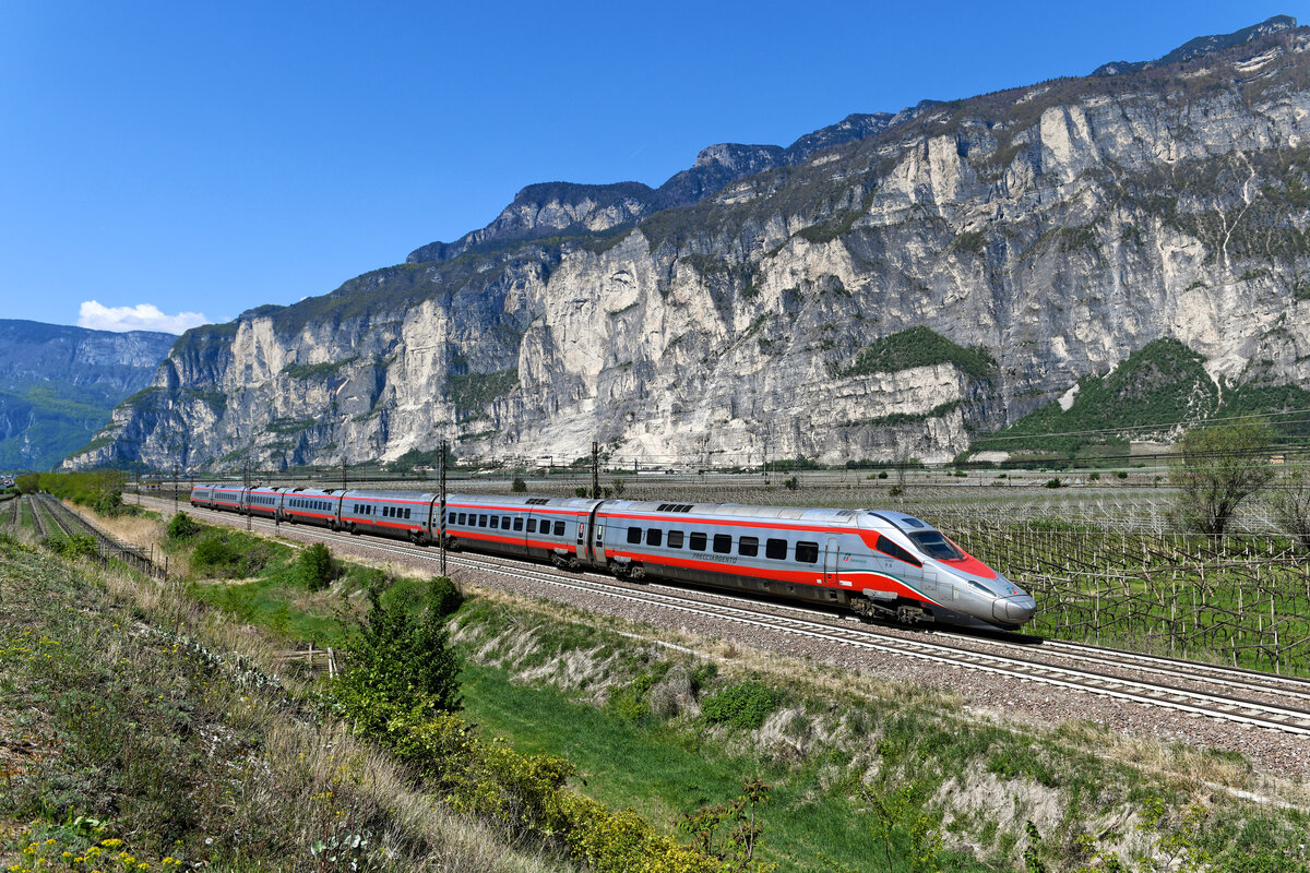 Auf dem südlichsten Abschnitt der Brennerbahn läßt sich auch Hochgeschwindigkeitsverkehr beobachten. Der Silberpfeil ETR 600.09 fuhr am 28. April 2022 als FA 8502 von Roma Termini nach Bozen und konnte von mir beim Passieren der Salurner Klause fotografiert werden. 