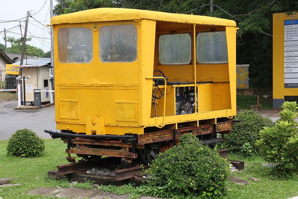 Auf dem Vorplatz der Stesen Padang Besar aufgestellter Kleinwagen am 14.Mai 2025.