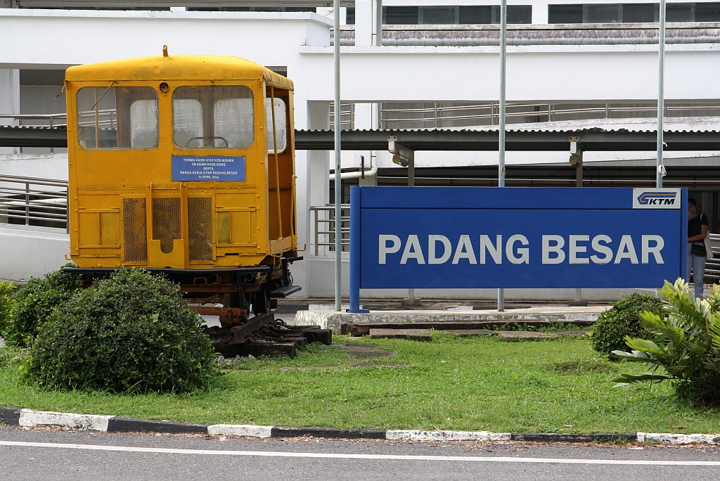 Auf dem Vorplatz der Stesen Padang Besar aufgestellter Kleinwagen am 14.Mai 2025.