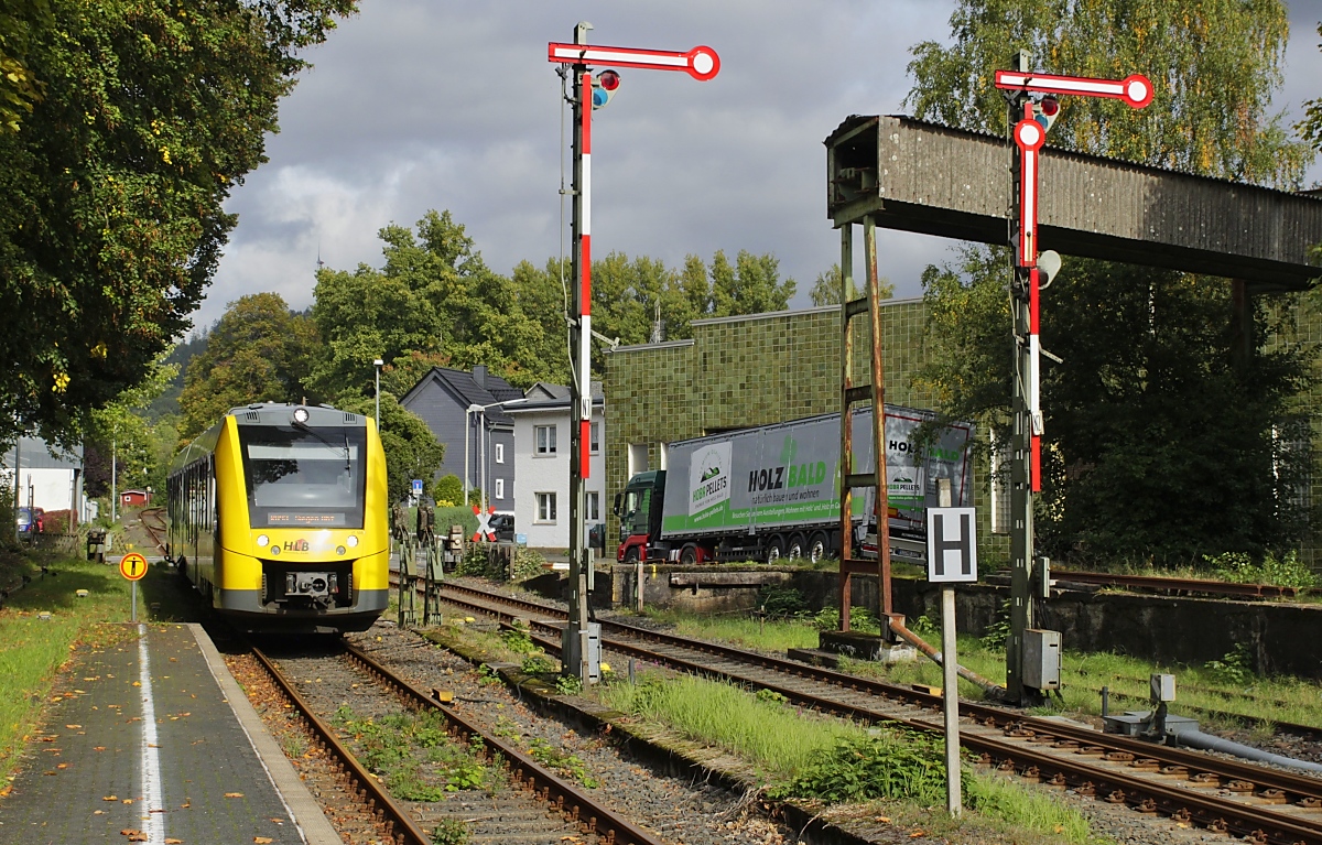 Auf dem Weg von Bad Berleburg nach Siegen erreicht der HLB-VT 505 am 03.10.2022 den Bahnhof Hilchenbach. Wegen der handbedienten Schranke und Signalen ist der Bahnhof heute noch besetzt und vermittelt einen Rest Eisenbahnromantik.