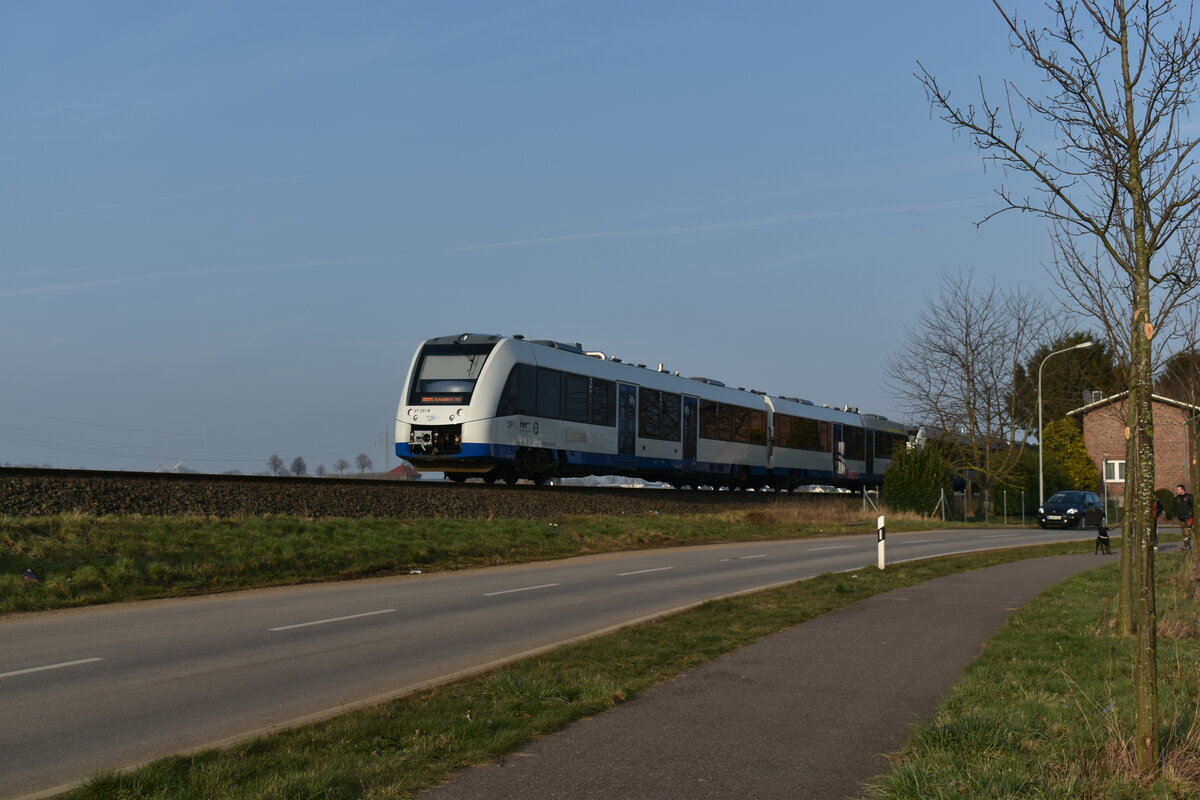 Auf dem Weg von Bedburg/Erft nach Düsseldorf Hbf sind hier zwei 620 als RB 39 am Ortseingang von Kapellen/Erft zusehen.9.2.2018