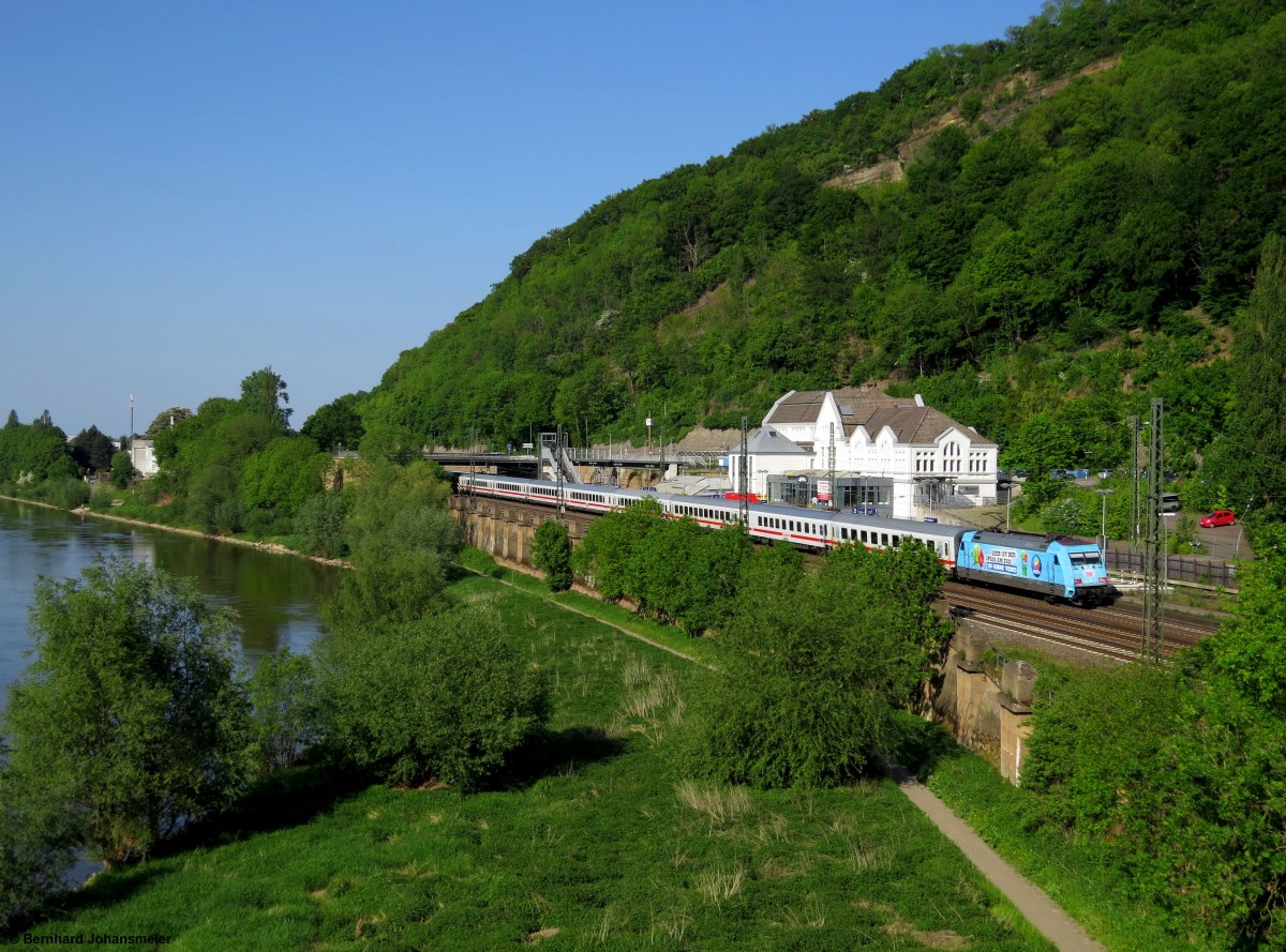 Auf dem Weg von Berlin nach Amsterdam fährt 101 102 mit dem IC 148 an der Weser am Bahnhof Porta Westfalica vorbei. Mai 2015