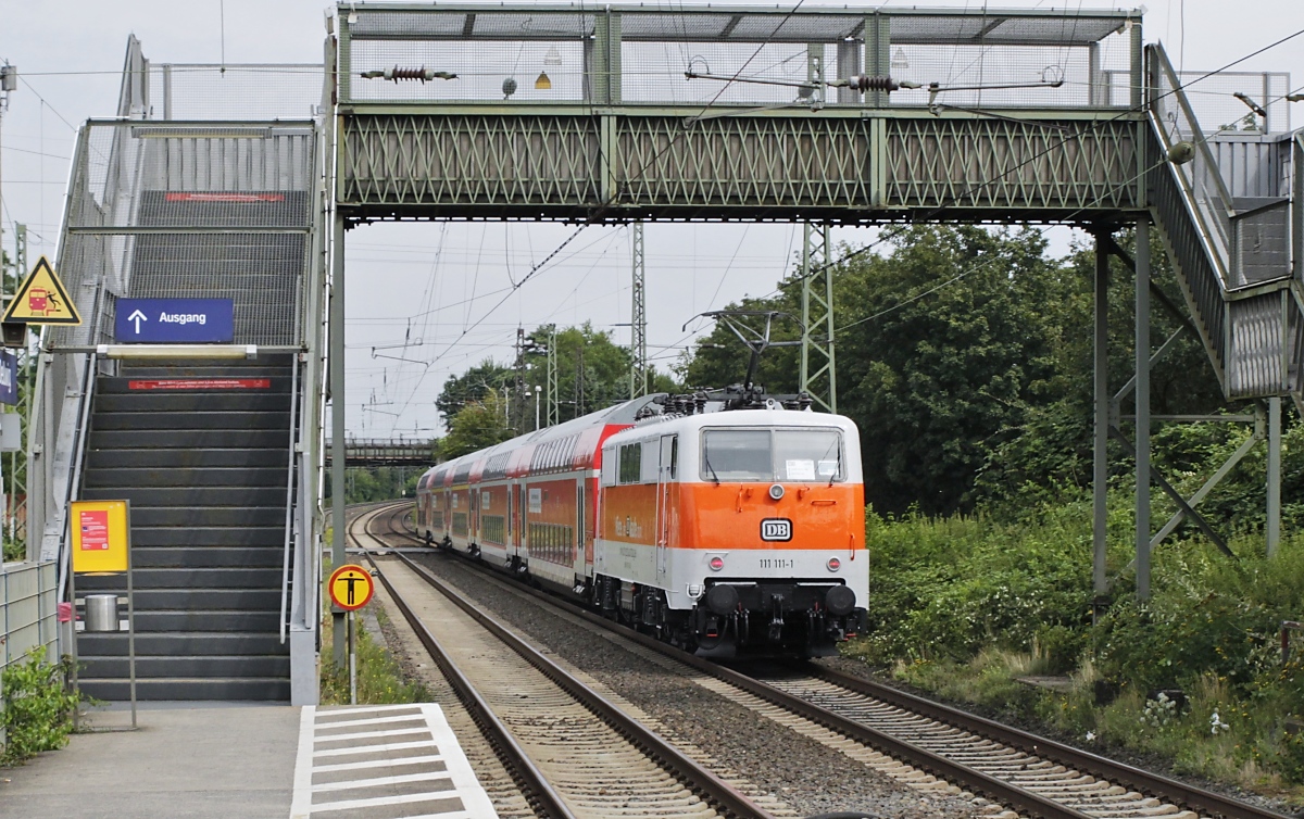 Auf dem Weg von Duisburg nach Hamm schiebt 111 111-1 den RE 3-Ersatzzug am 12.08.2021 durch Essen-Dellwig