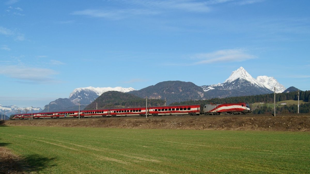 Auf dem Weg vom Flughafen Wien nach Bregenz fährt Railjet 862 mit 1116 240 am der Spitze zwischen Kufstein und Wörgl am Wilden Kaiser vorbei.