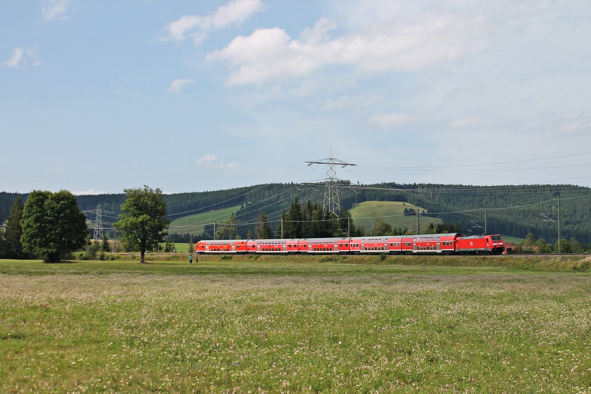 Auf dem Weg von Freiburg (Brsg) Hbf nach Seebrugg befand sich am 30.07.2017 die 146 235-7  Konstanz , welche gerade den Bahnhof von Titisee verlassen hatte und in Richtung Seesteige/Felderb Bärental fuhr.