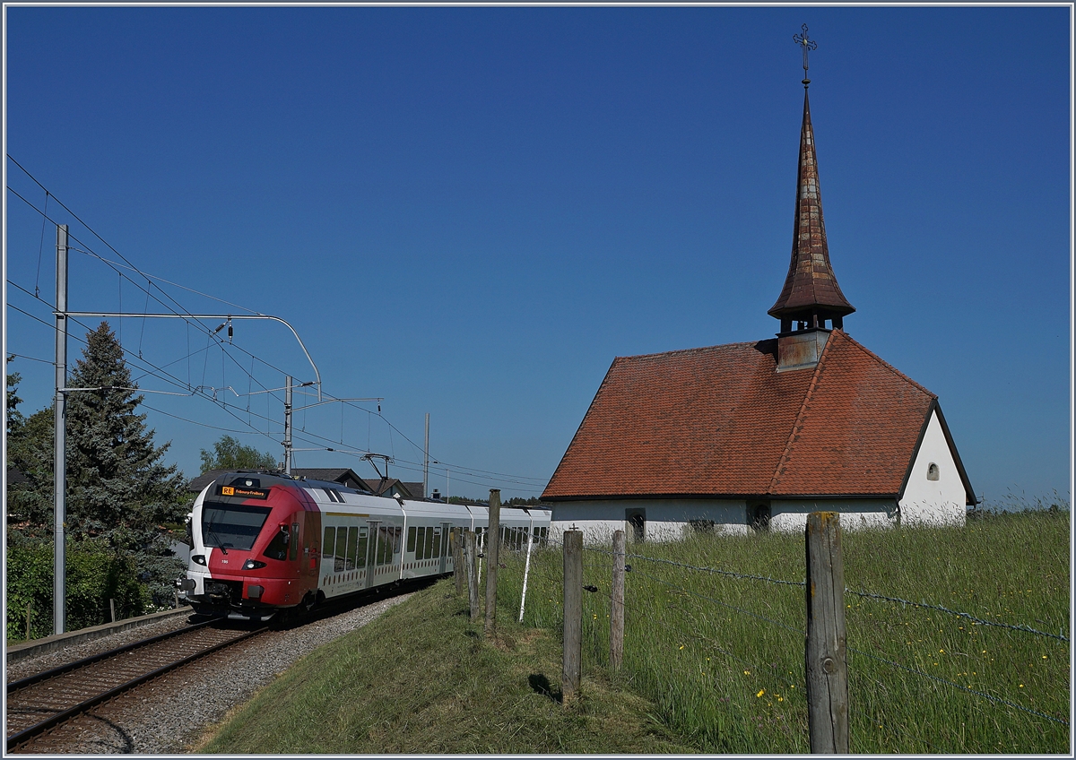 Auf dem Weg von Fribourg nach Bulle fährt der TPF RABe 527 195 an der hübschen Chappelle de Vaulruz vorbei. 

19. Mai 2020