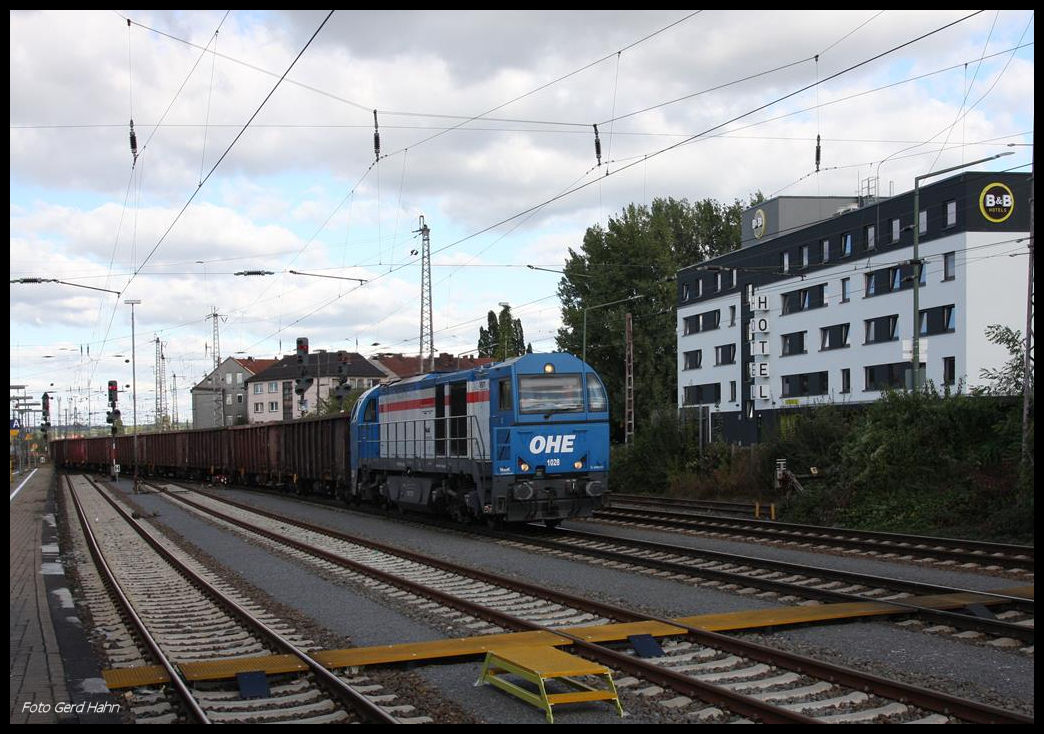 Auf dem Weg vom Hafen Osnabrück zum Stahlwerk in Georgsmarienhütte hat hier am 4.10.2016 die G 2000 OHE 1028 den oberen Bahnhof in Osnabrück erreicht, von wo sie nun weiter nach Hasbergen fährt.