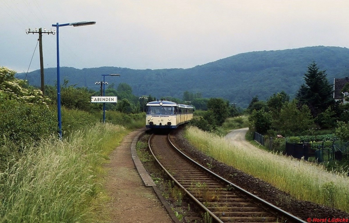 Auf dem Weg von Heimbach nach Düren trifft eine VT 98-Garnitur um 1994 in Abenden ein