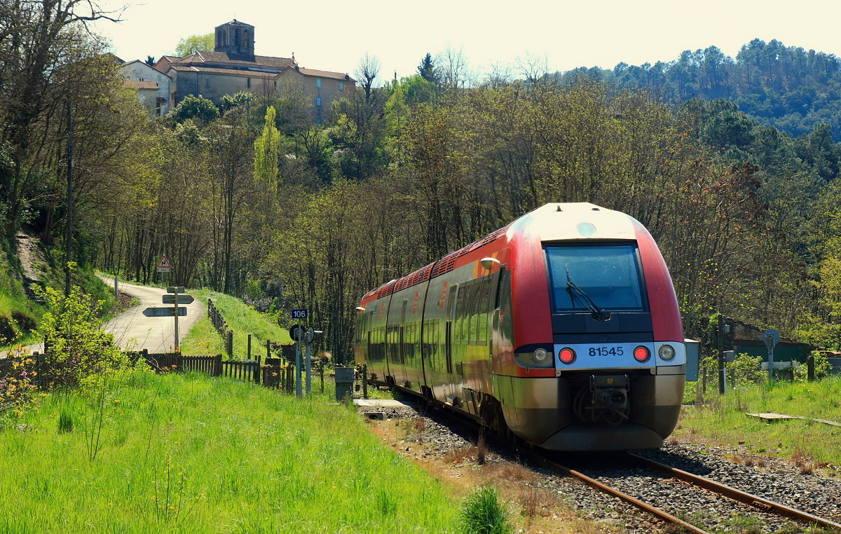 Auf dem Weg hinab nach Nimes verlässt B 81545/546 am 03.04.2017 den Bahnhof Sainte-Cecile d'Andorge der Cevennenbahn