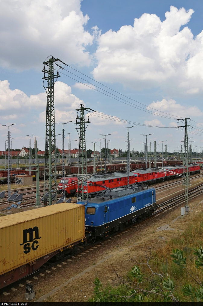 Auf dem Weg in den hohen Norden:
140 853-3 zieht Container unter der Berliner Brücke in Halle (Saale) hindurch.

🧰 Eisenbahngesellschaft Potsdam mbH (EGP)
🚝 DGS 90999 Buna-Werke–Dradenau
🕓 26.6.2021 | 13:22 Uhr