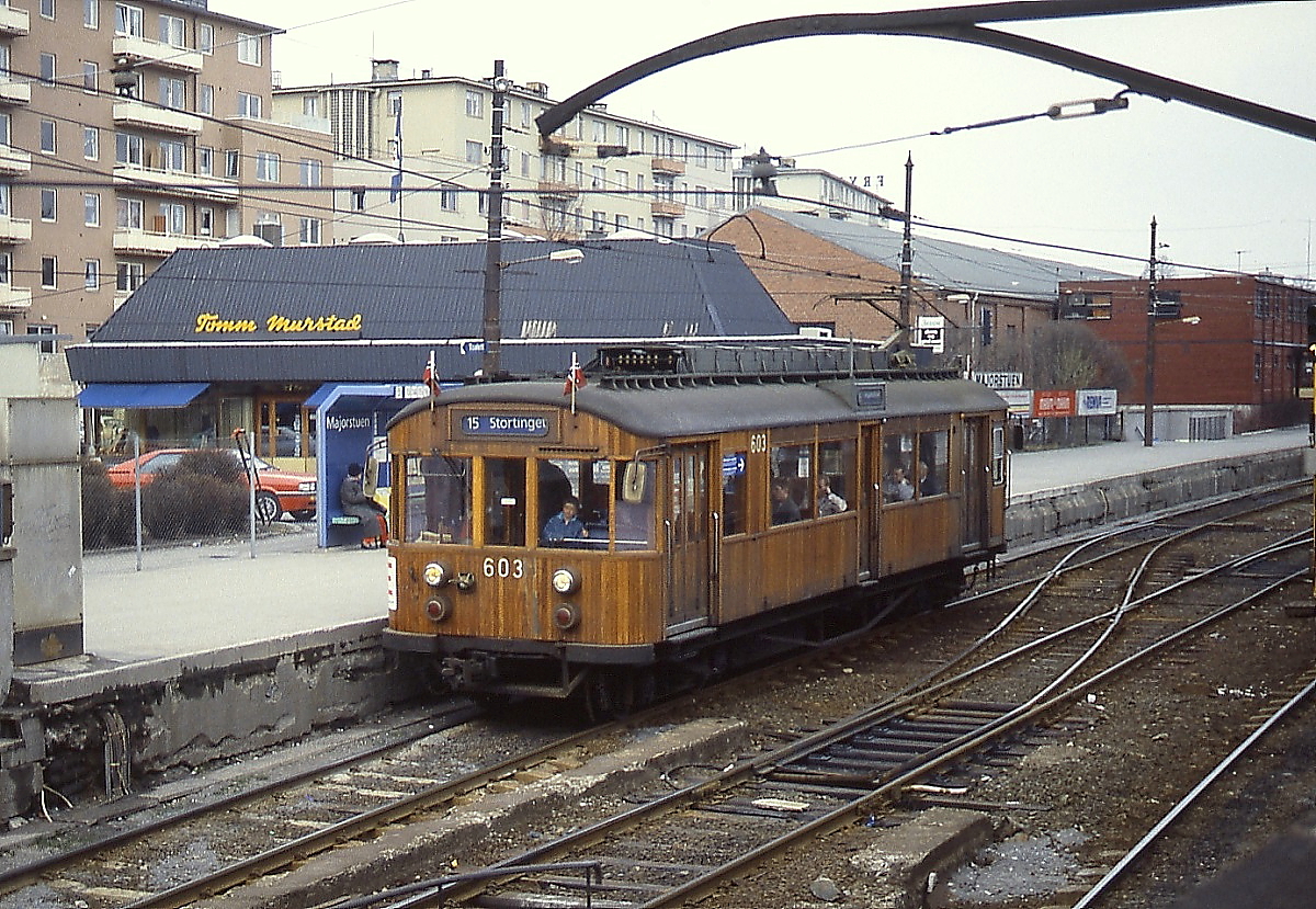 Auf dem Weg vom Holmenkollen zur Endstation Stortinget verlässt der Tw 603 im April 1988 die Station Majorstuen