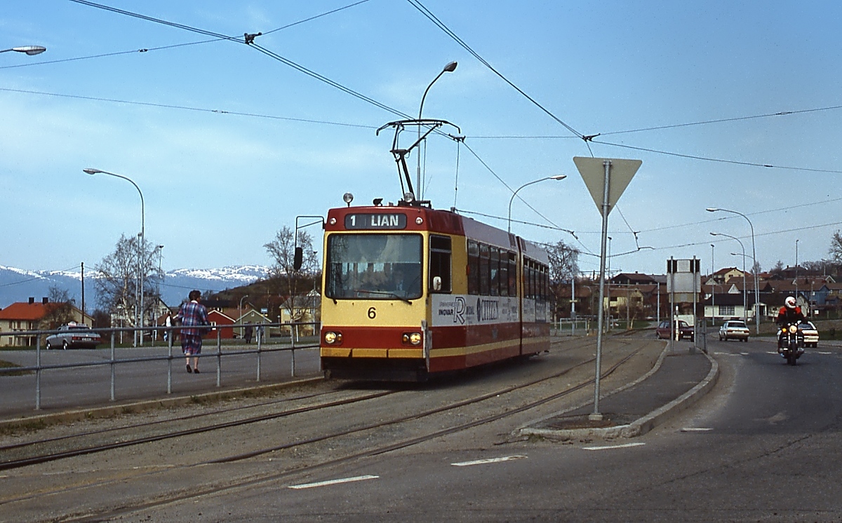 Auf dem Weg in die Innenstadt hält Tw 6 der Trondheimer Straßenbahn im Mai 1988 an der Haltestelle Lade Gard. Dieser Streckenabschnitt ist leider nicht mehr in Betrieb.