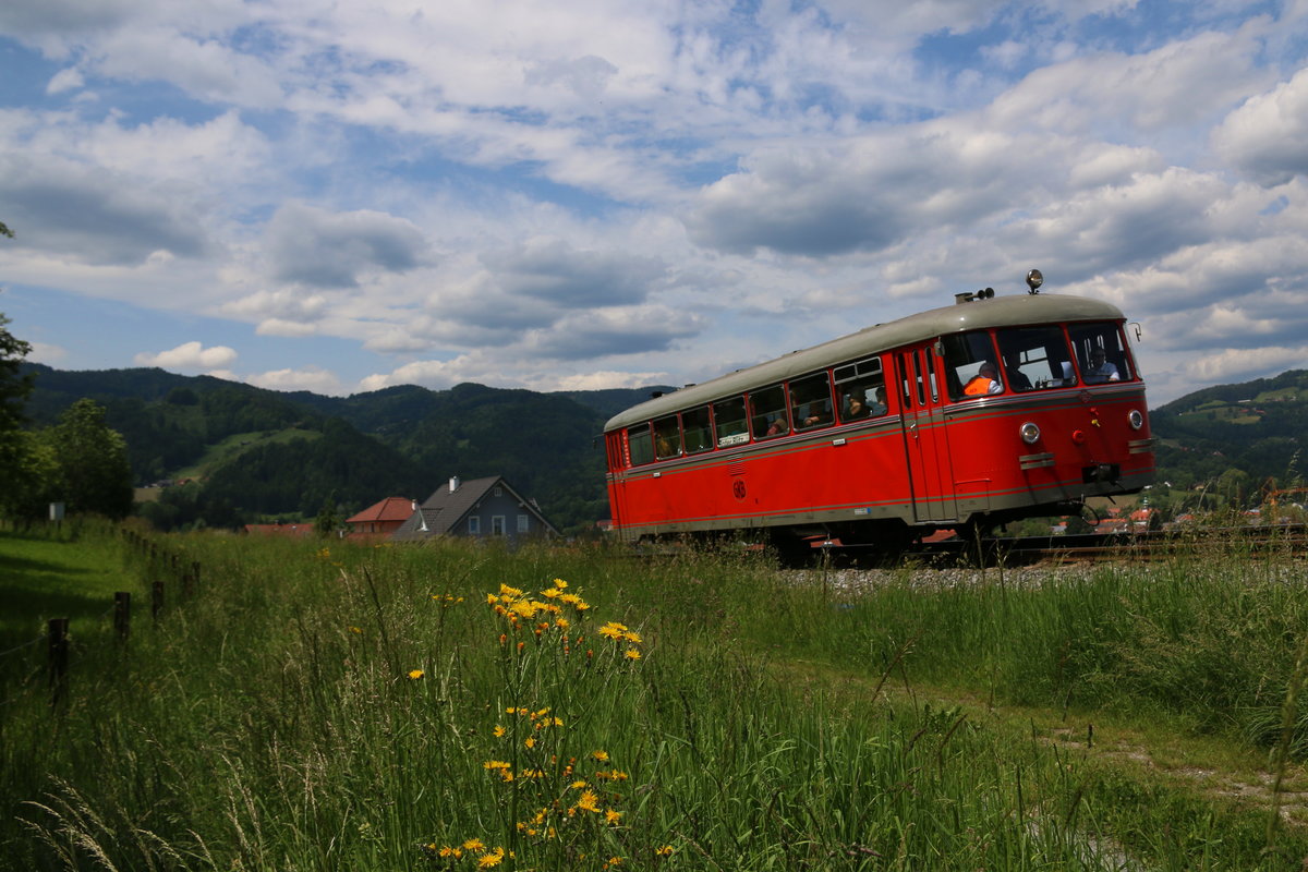 Auf dem Weg ins Grüne ,... kanttert VT 10.02 die Leibenfelder Höhe bergann. 23.Mai 2016