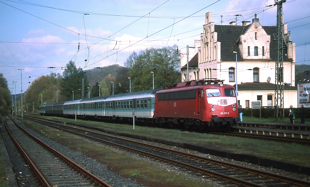 Auf dem Weg von Köln nach Siegen ist 110 317-5 mit einem Regionalexpress in Schladern (Sieg) eingetroffen (März 1997)