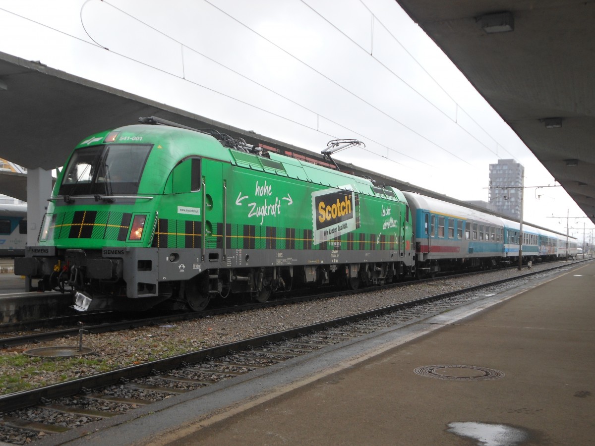 Auf dem Weg von der kroatischen Hauptstadt Zagreb nach Villach legte die Sonderlok  Scotch  (541 001-8) der Slowenischen Eisenbahnen in der Hauptstadt des Landes einen etwa 15-minütigen Zwischenhalt ein (4.4.2015).