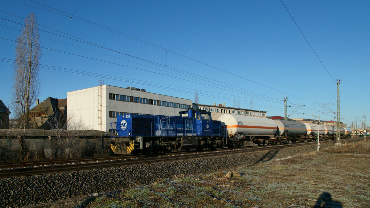 Auf dem Weg von Leuna nach Tröglitz fuhr Lok 210 der Infra Leuna mit ihrem Kesselwagenzug am 2.1.2020 durch Regis-Breitingen. Die Strecke führt dabei an der ehemaligen Zentralwerkstatt des Braunkohlenwerkes vorbei.