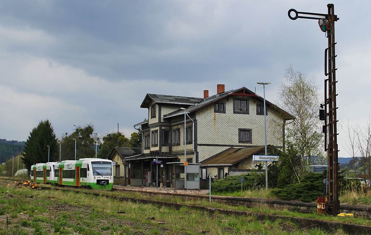 Auf dem Weg von Meiningen nach Eisenach verlassen die Süd-Thüringen-Bahn-VT 101 und 103 am 11.04.2014 den Bahnhof Wasungen
