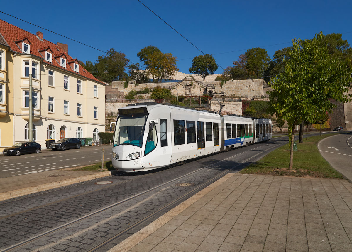 Auf dem Weg von Melsungen zum Auestadion in Kassel fuhr RBK 711 am 09.10.2021 in die Haltestelle Am Weinberg ein.