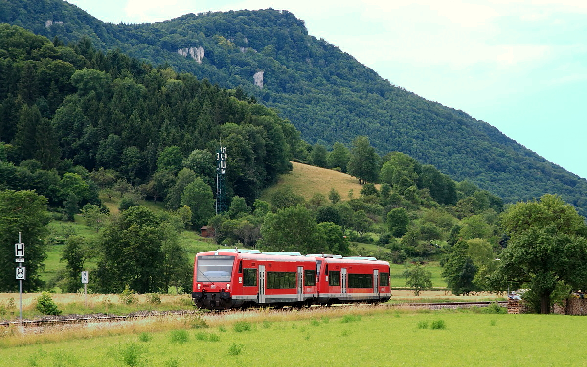 Auf dem Weg nach Bad Urach erreichen 650 010 und 650 011 am 11.07.2017 den Haltpunkt Bad Urach Wasserfall