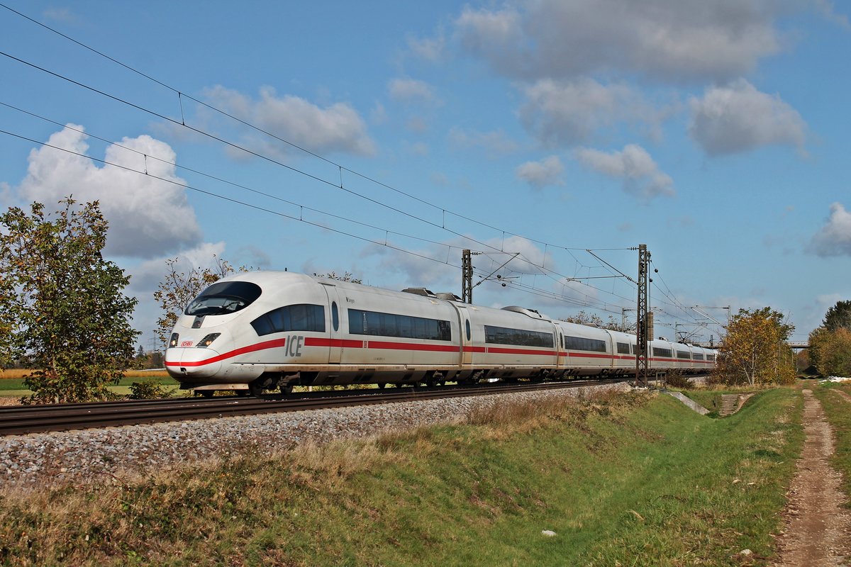 Auf dem Weg nach Basel SBB befand sich am 30.10.2017 der 403 027-6  Siegen  zusammen mit 403 553-1  Neu-Ulm , als sie bei Hügelheim in Richtung Schweiz fuhren.