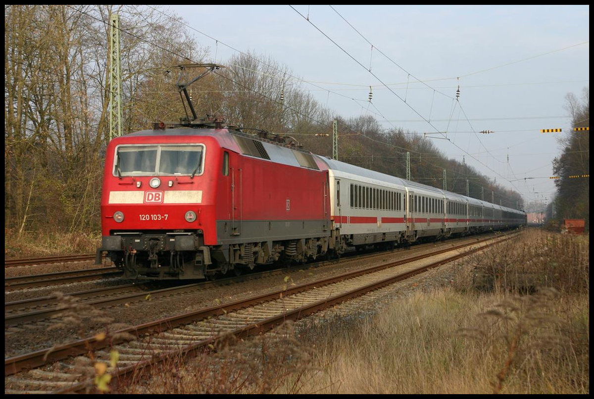 Auf dem Weg nach Berlin schiebt hier die DB 1230103-7 ihren Intercity am 18.11.2007 um 12.55 Uhr durch den Bahnhof Natrup Hagen.