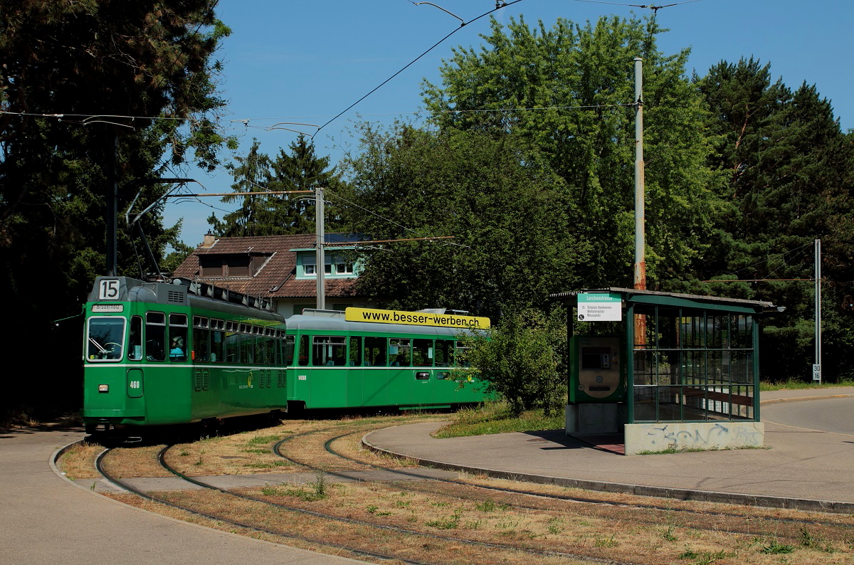 Auf dem Weg nach Bruderholz fährt der Be 4/4 460 am 18.07.2015 in die Haltestelle Lerchenstraße ein