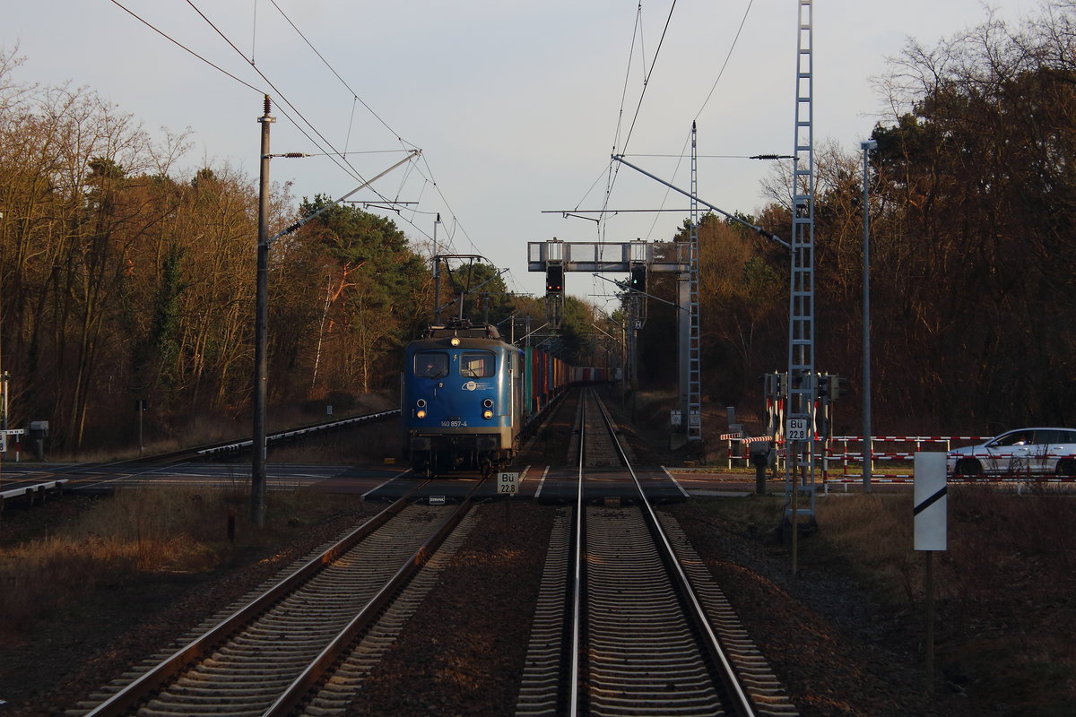 Auf dem Weg nach Cottbus kam am 04.04.2018 der EGP Containerzug am BÜ KM22,8 entgegen. Zuglok die 140 857 hatte kurz vorher den Bahnhof Königs Wusterhausen passiert.