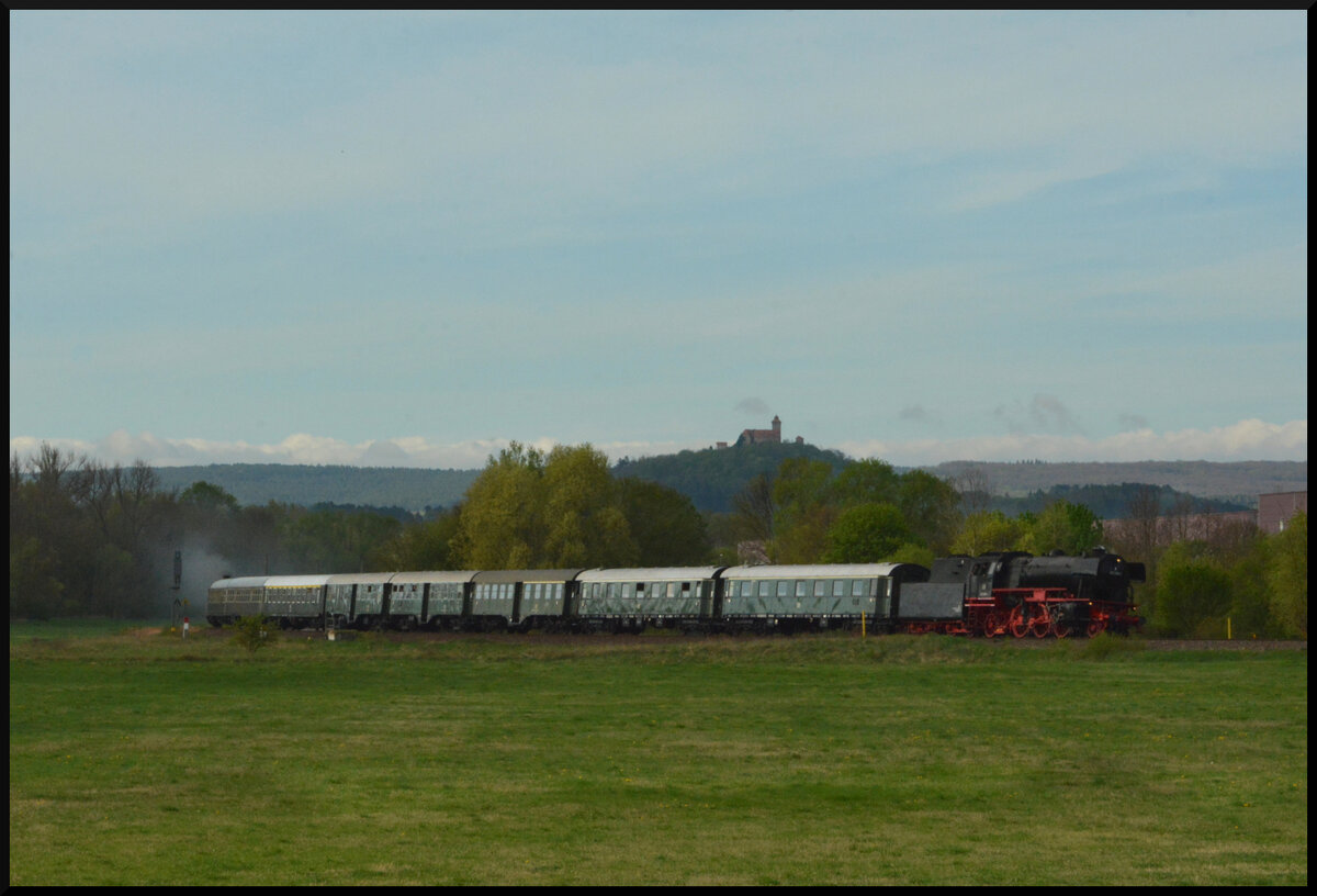 Auf dem Weg nach Dresden: Am 13.04.2024 fuhren die beiden Dampfloks 23 058 (Eurovapor) und 50 3501 (Meininger Dampflokverein, MDV) mit vereinten Kräften und einem Sonderzug von Würzburg und Bad Salzungen zum 16. Dresdner Dampfloktreffen ins Elbflorenz. Hier unterhalb der Wachsenburg bei Apfelstädt.