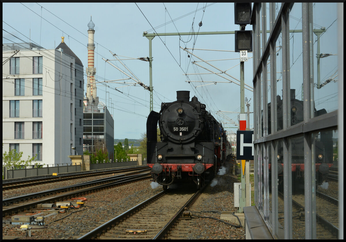 Auf dem Weg nach Dresden: Am 13.04.2024 fuhren die beiden Dampfloks 23 058 (Eurovapor) und 50 3501 (Meininger Dampflokverein, MDV) mit vereinten Kräften und einem Sonderzug von Würzburg und Bad Salzungen zum 16. Dresdner Dampfloktreffen ins Elbflorenz. Hier führt 50 3501 die 23 058 und den Sonderzug durch den Bahnhof Dresden-Mitte und wird kurz darauf den Hauptbahnhof erreichen. Der Blick vom Bahnhof Mitte aus auf die ehemalige Zigarettenfabrik Yenidze ist mittlerweile durch ein modernes Hotel und ein Parkhaus verbaut. Man sieht heute nur noch einen Teil der orientalischen Kuppel und einen Schornstein, der als Türmchen getarnt ist, im Hintergrund.
