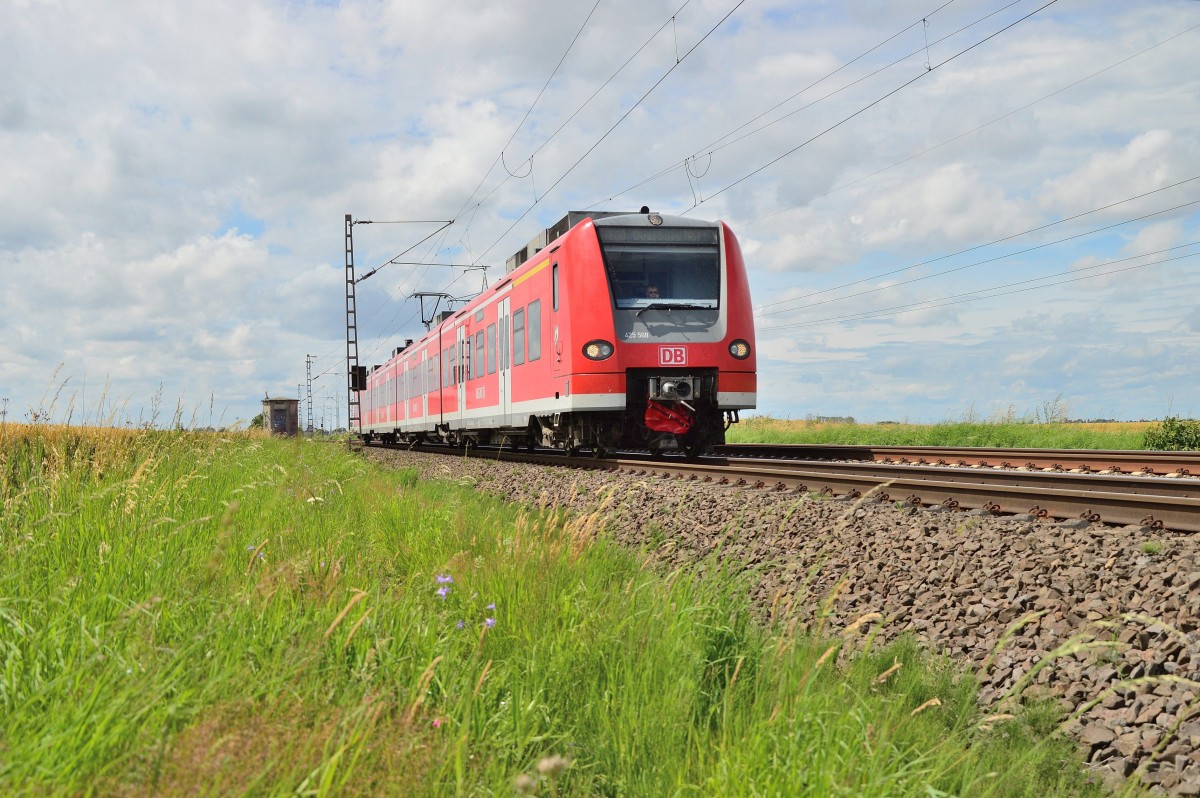 Auf dem Weg nach Duisburg ist der 425 568 als RB 33 zu sehen.
Hier ist er zwischen Herrath und Wickrath unterwegs. 6.7.2014