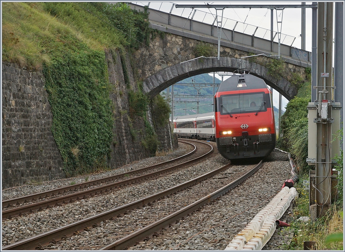 Auf dem Weg nach Genève Aéroport fährt diese SBB Re 460 mit ihrem IR90 1710 in Cully unter der schönen Steinbogenbrücke durch. 

3. August 2020