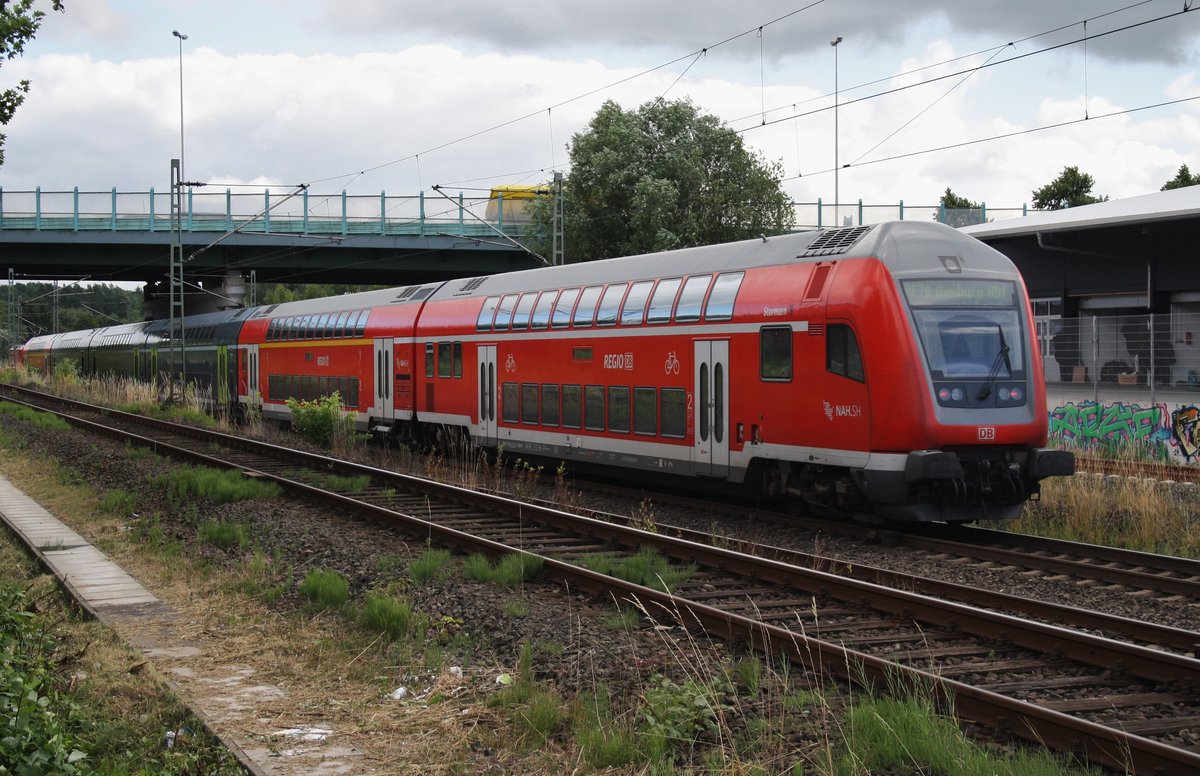 Auf dem Weg nach Hamburg unterquert der RE70 (RE21027) geführt von 112 167 die B76 in Kiel. (6.7.2016)