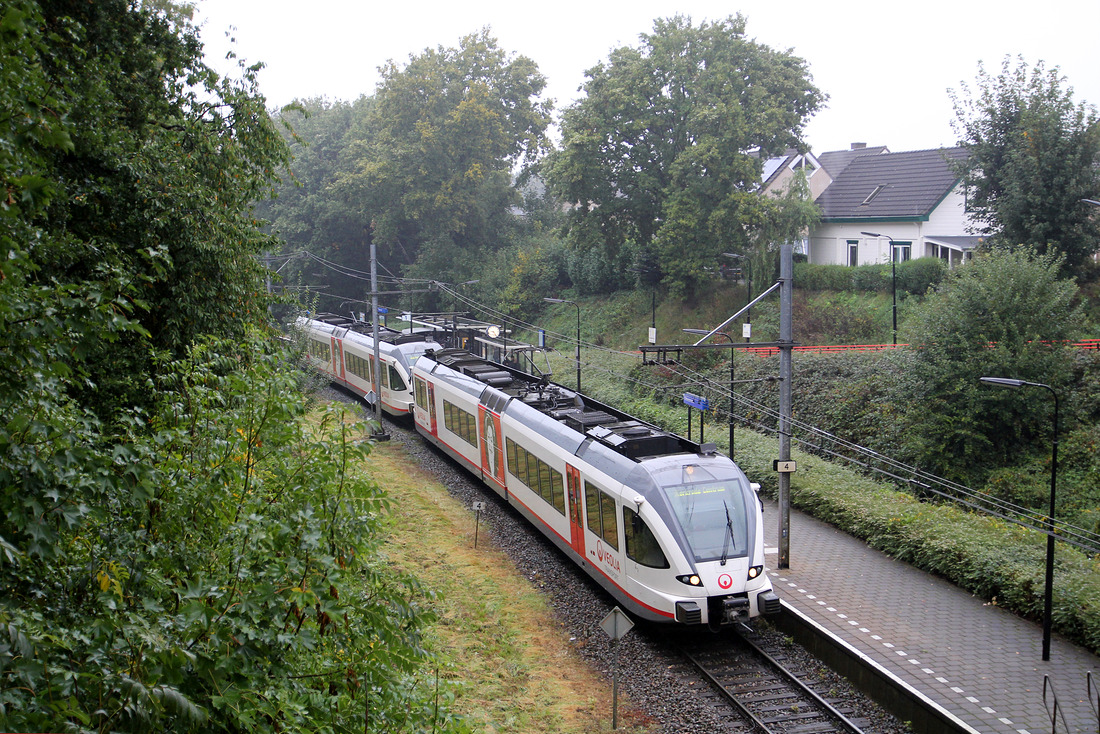 Auf dem Weg nach Kerkrade Centrum wurden diese beiden GTW der Veolia Transport in Chevremont (NL) fotografiert.
Aufnahmedatum: 8. Oktober 2015
