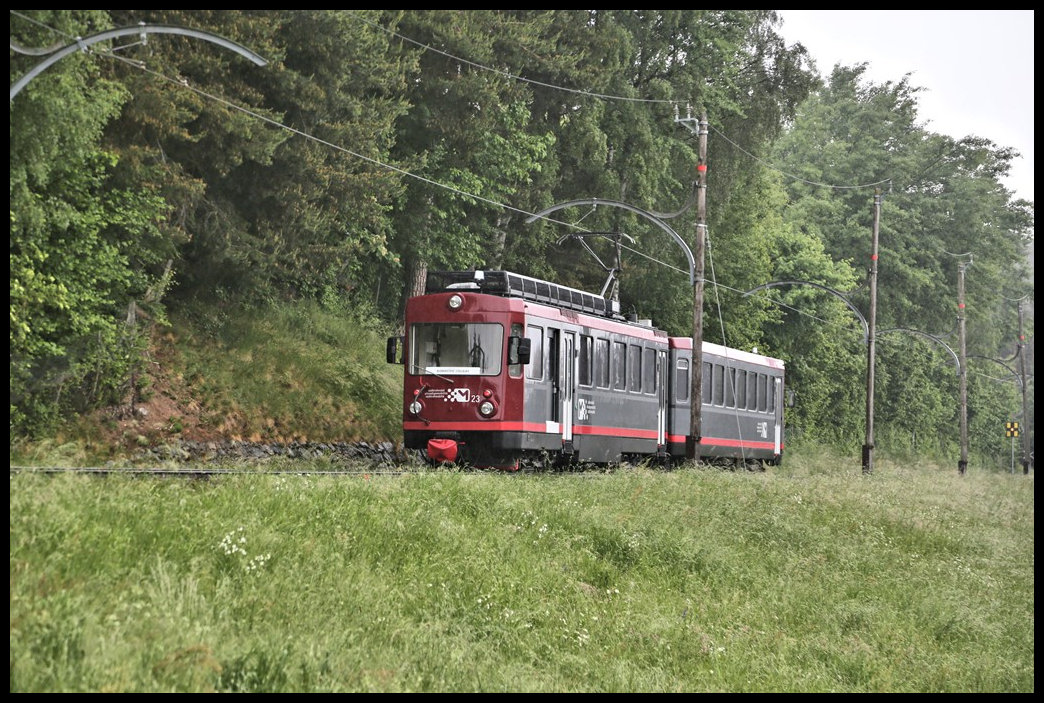 Auf dem Weg nach Klobenstein ist hier der ET 24 aus Oberritten am 29.5.2022 um 12.13 Uhr nahe Linzbach unterwegs.
