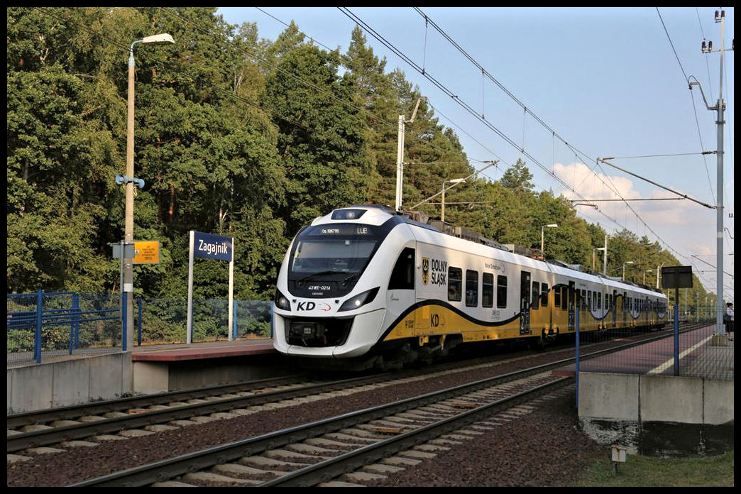 Auf dem Weg nach Lubin hält hier am 7.9.2021 um 17.45 Uhr der moderne ET 45WE-021 im Haltepunkt Zagajnik.