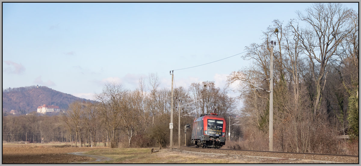 Auf dem Weg nach Norden nach Retznei. 470.503 als LZ in Richtung Graz an diesem strahlenden 12.02.2021.
Das erblickte Schloß Seggau im Hintergrund wird für mich auch im Frühling Motiv sein . 
  
