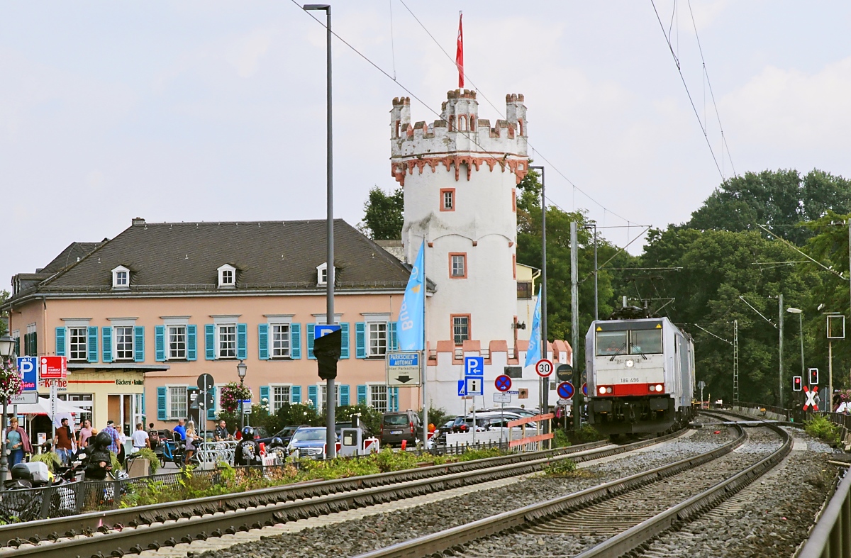 Auf dem Weg nach Norden passiert die 186 496 von Railpool am 18.09.2021 den im 15. Jahrhundert gebauten Adlerturm in Rüdesheim