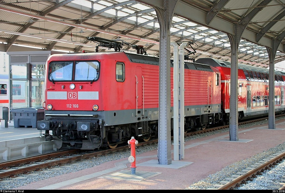 Auf dem Weg nach Potsdam über Magdeburg im Rahmen einer schulischen Exkursion kamen wir bereits in Halle(Saale)Hbf nicht weiter.
Denn der anfangs leicht verspätete IC 2238  Warnow  (Linie 56) von Leipzig Hbf nach Magdeburg Hbf stand nun auf unbestimmte Zeit hier auf Gleis 12, denn ein Unfall an einem Bahnübergang machte die Bahnstrecke Magdeburg–Leipzig (KBS 340) unpassierbar.
So kam es auch dazu, dass 112 166 der Elbe-Saale-Bahn (DB Regio Südost) als RE 16310 (RE30) nach Magdeburg Hbf in seinem Startbahnhof auf Gleis 10 E-G wohl für mehrere Stunden ausharren musste.
Und am vergangenen Donnerstag hatte sich bereits wieder ein schwerer Unfall an einem Bahnübergang bei Köthen ereignet.
Wie ich sehe, ist 112 166 mittlerweile auch im Güterzugdienst tätig: http://www.bahnbilder.de/bild/deutschland~e-loks--91-80-~br-6-112-dr-212/1104692/eigentuemlich-und-rar-eine-112233r-vor.html
[30.5.2018 | 8:37 Uhr]