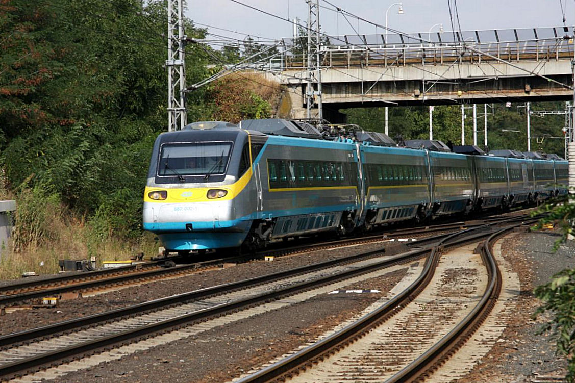 Auf dem Weg nach Prag erreicht der Pendolino 682002 hier am 11.9.2009 den Bahnhof
Zabori nad Labem.