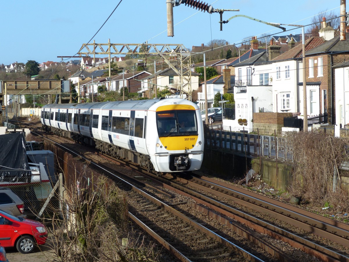 Auf dem Weg nach Southend Central passiert c2c 357 037 die Stadt Leigh-on-Sea. 6.1.2013